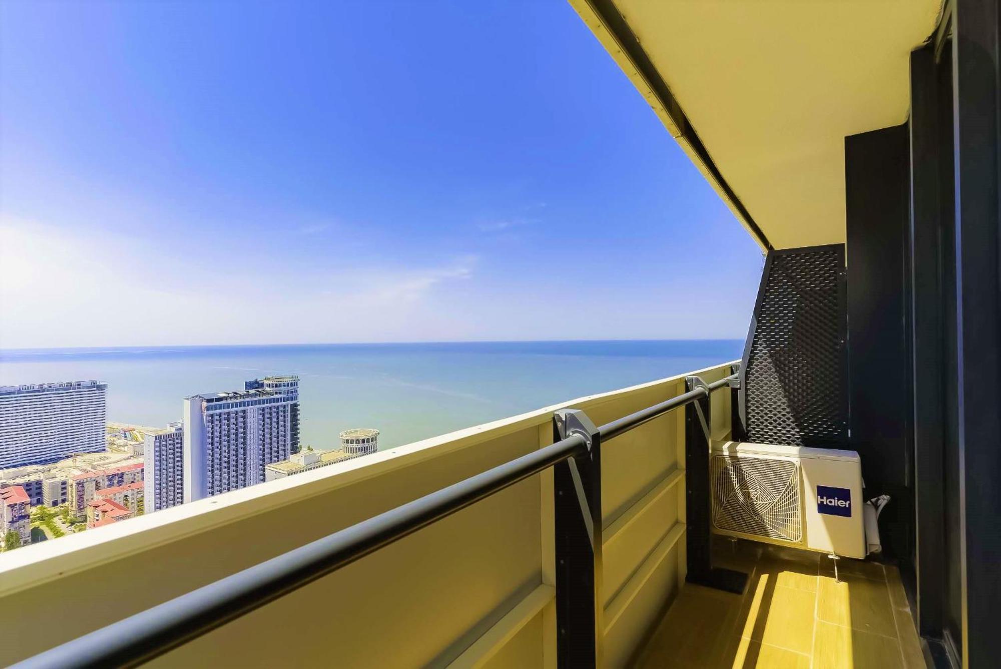 Luxury Beach Front Hotel Batumi Bagian luar foto