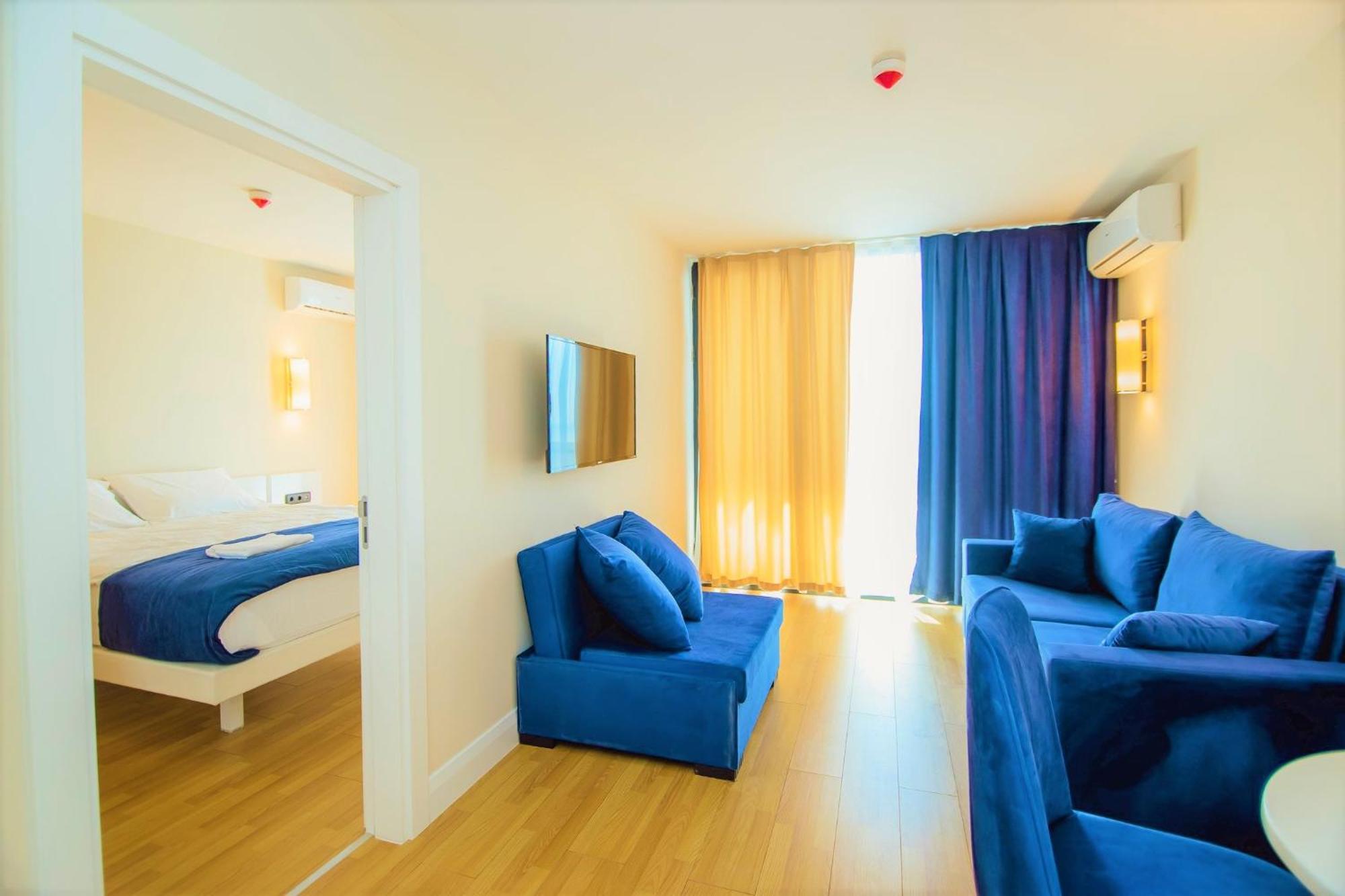 Luxury Beach Front Hotel Batumi Bagian luar foto