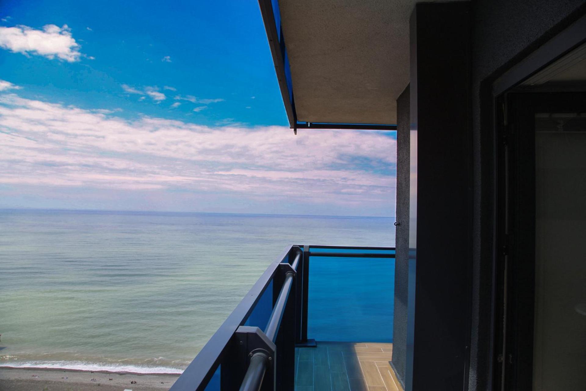 Luxury Beach Front Hotel Batumi Bagian luar foto