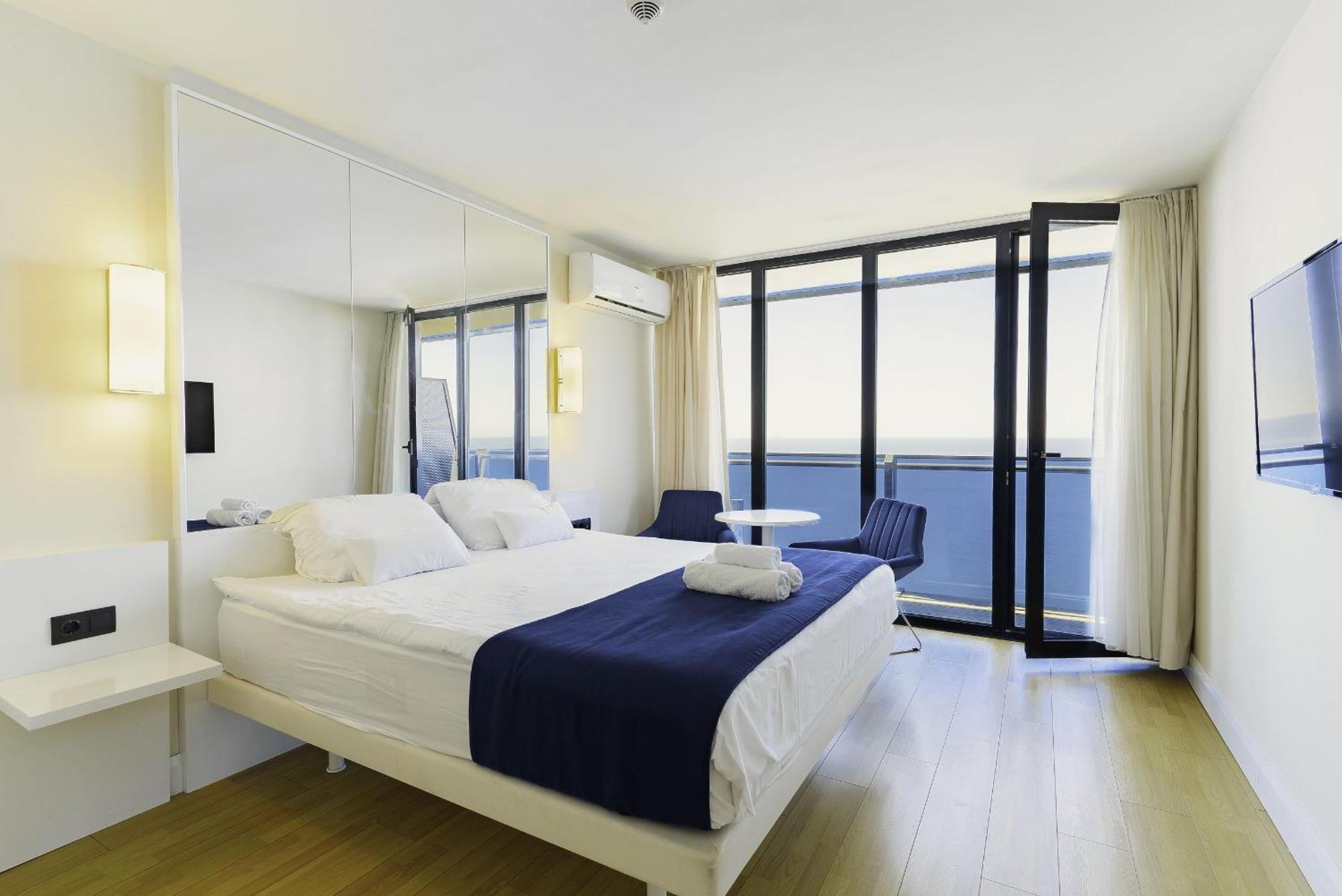 Luxury Beach Front Hotel Batumi Bagian luar foto