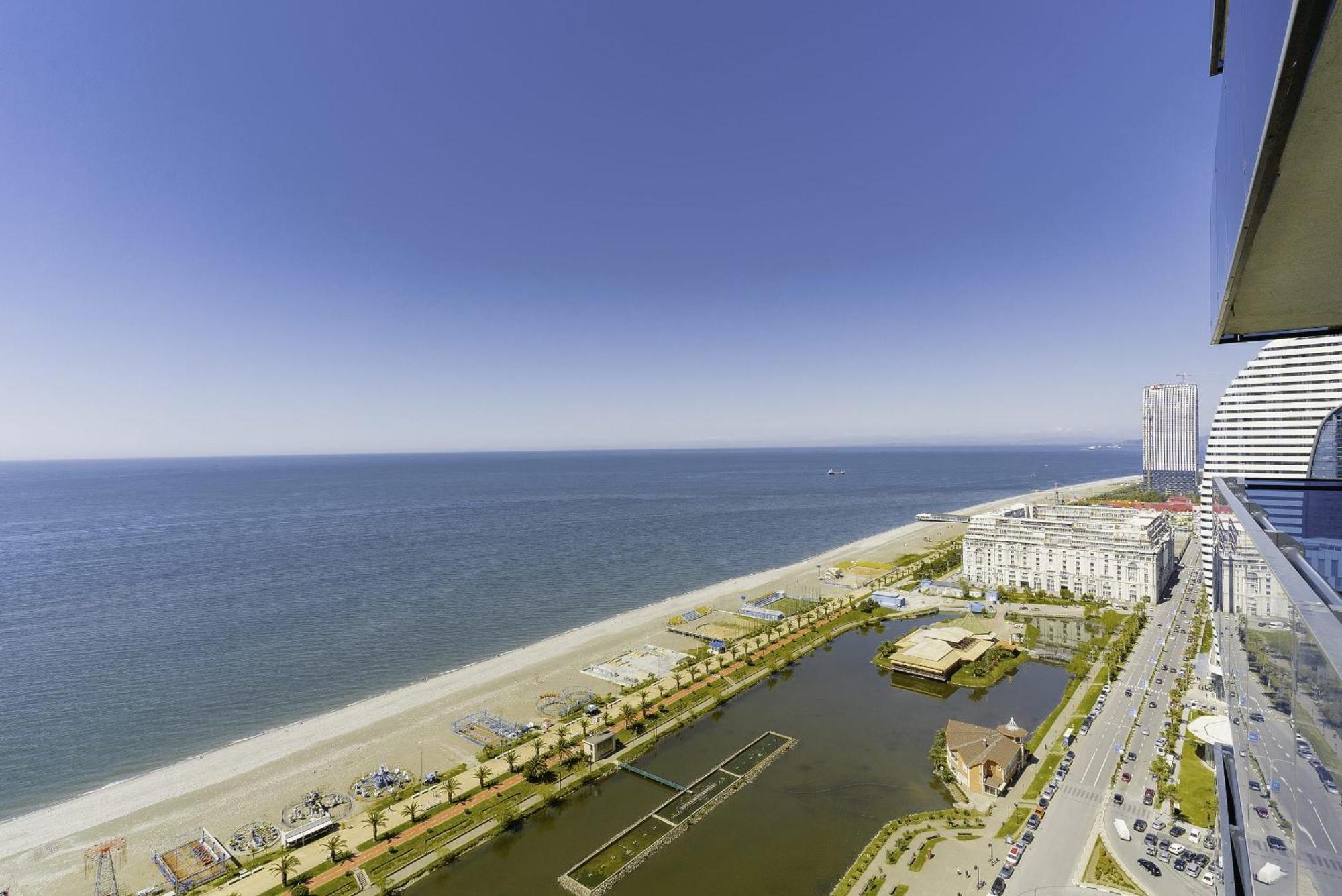 Luxury Beach Front Hotel Batumi Bagian luar foto