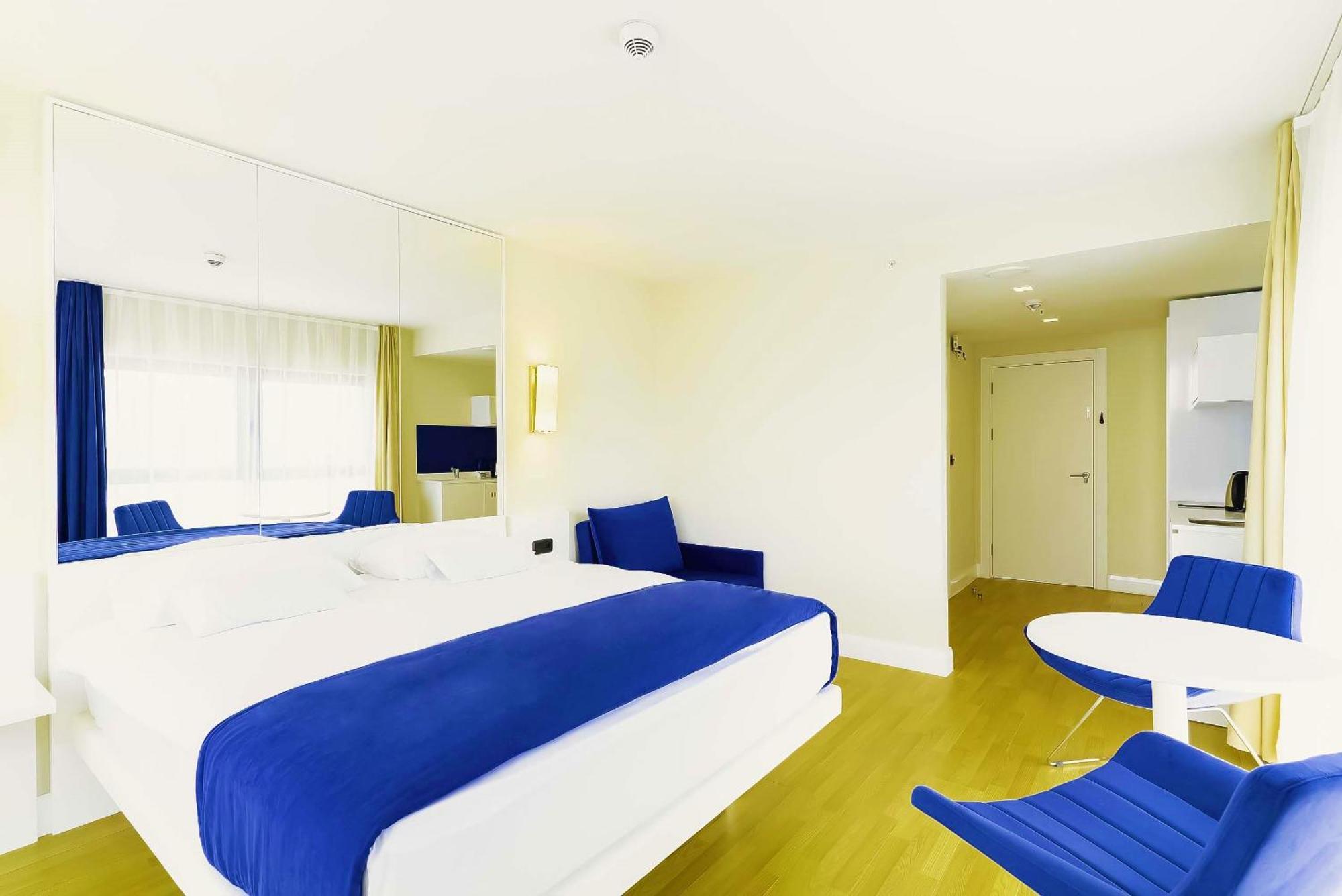 Luxury Beach Front Hotel Batumi Bagian luar foto