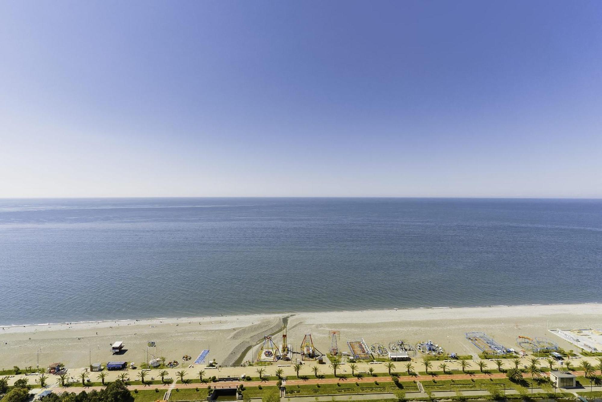 Luxury Beach Front Hotel Batumi Bagian luar foto