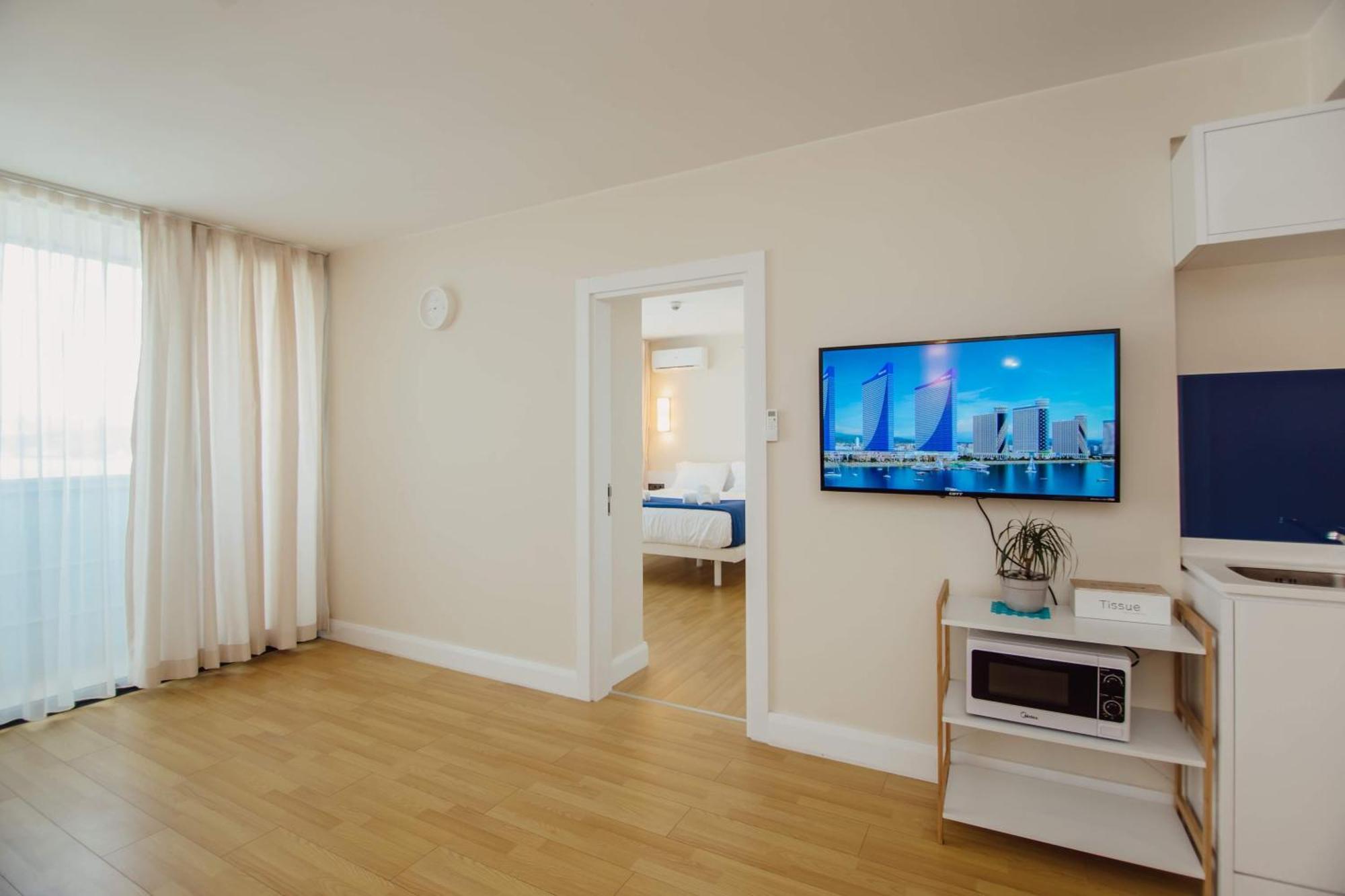 Luxury Beach Front Hotel Batumi Bagian luar foto