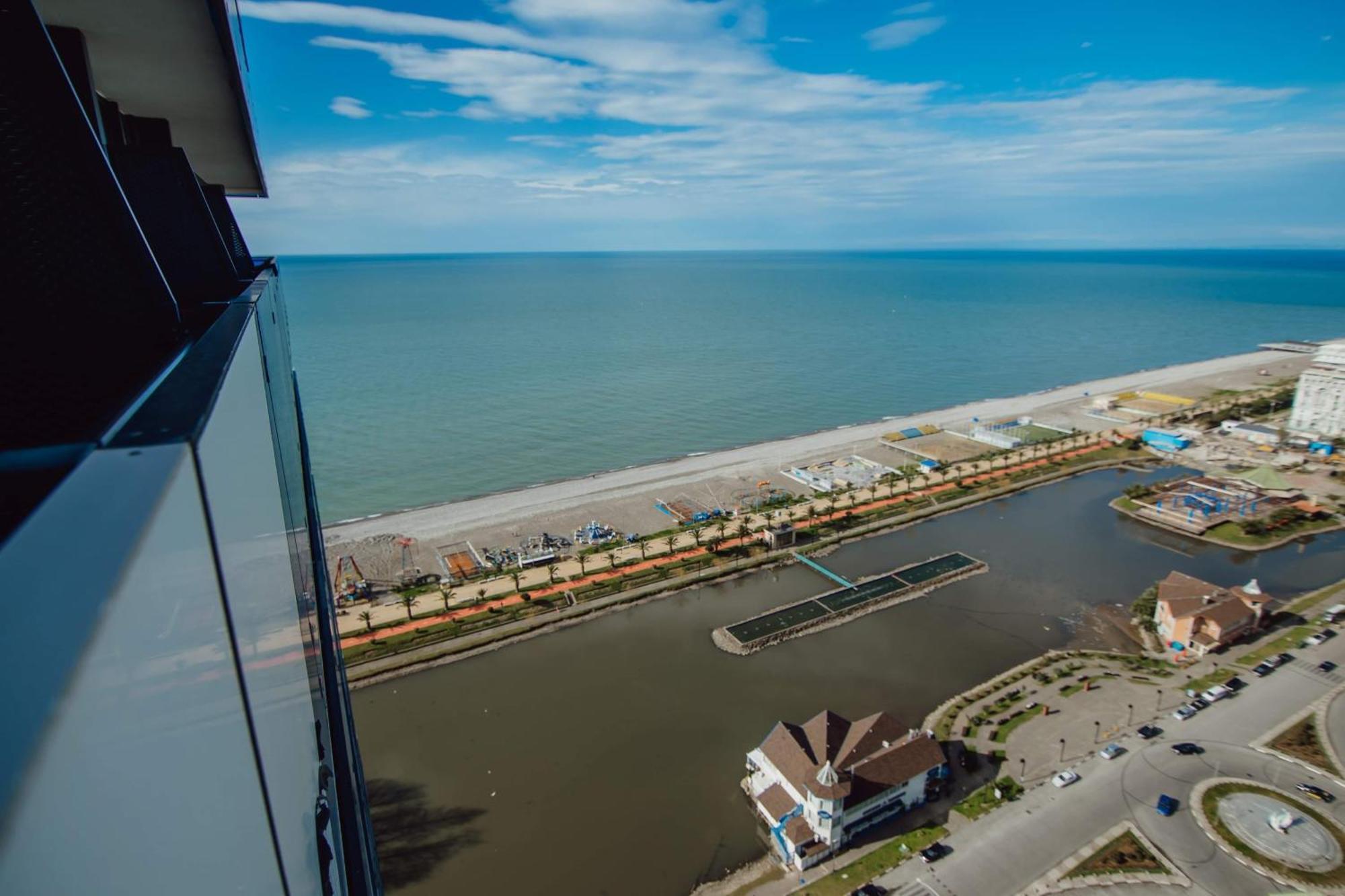 Luxury Beach Front Hotel Batumi Bagian luar foto