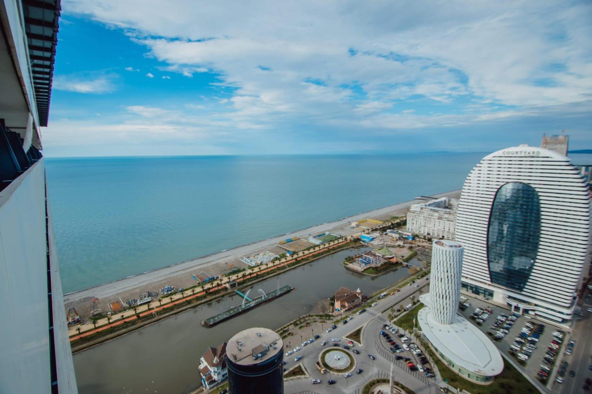 Luxury Beach Front Hotel Batumi Bagian luar foto