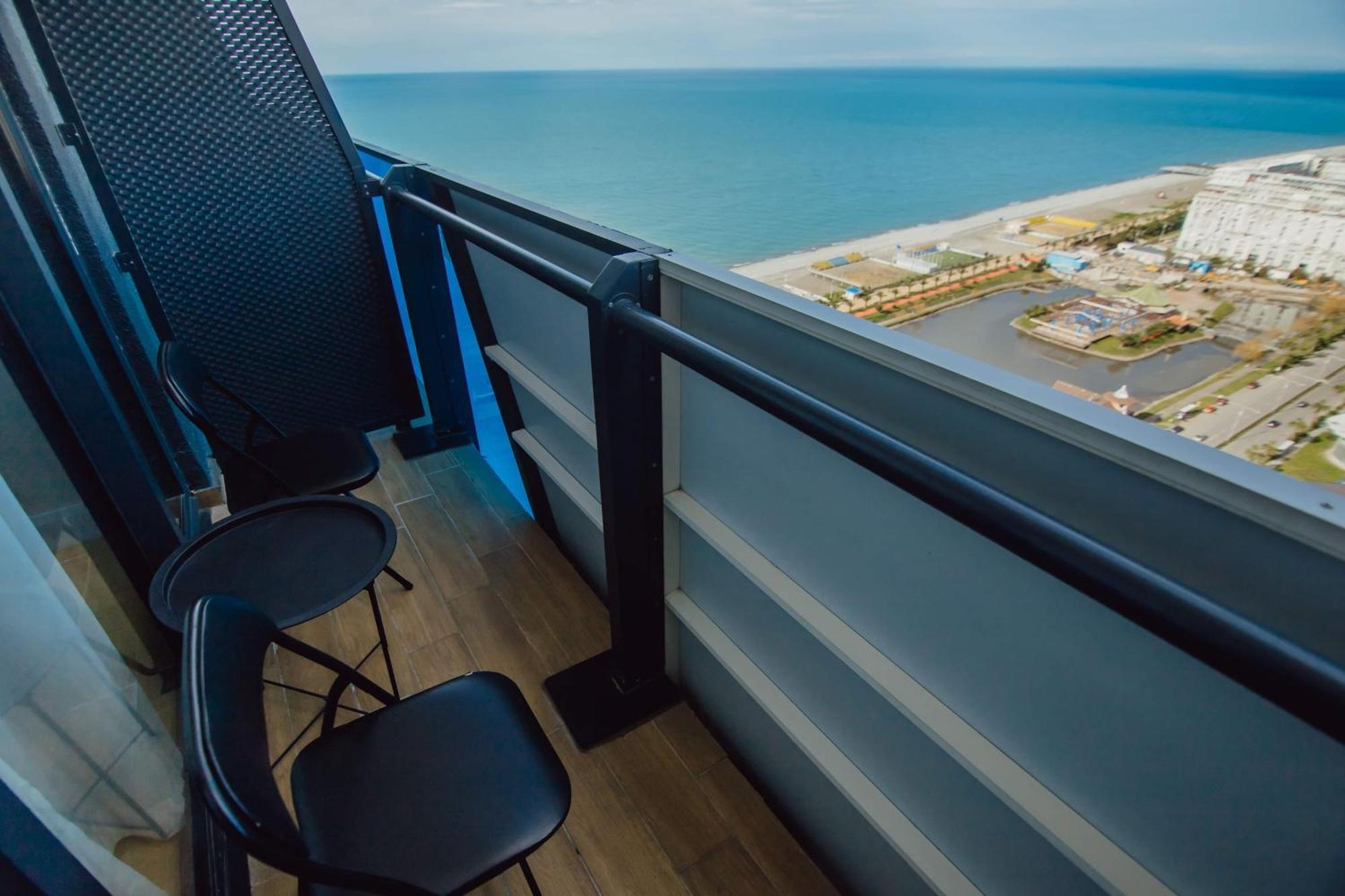 Luxury Beach Front Hotel Batumi Bagian luar foto