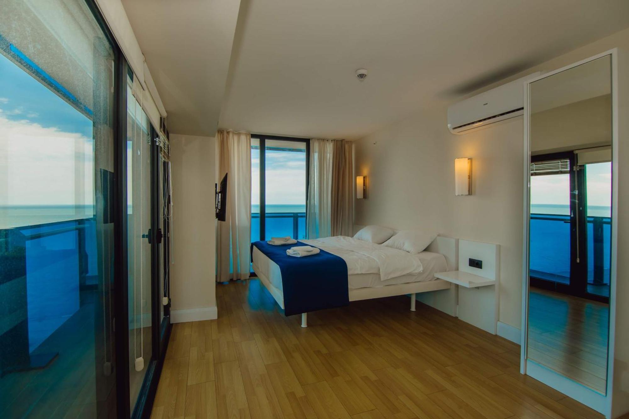Luxury Beach Front Hotel Batumi Bagian luar foto