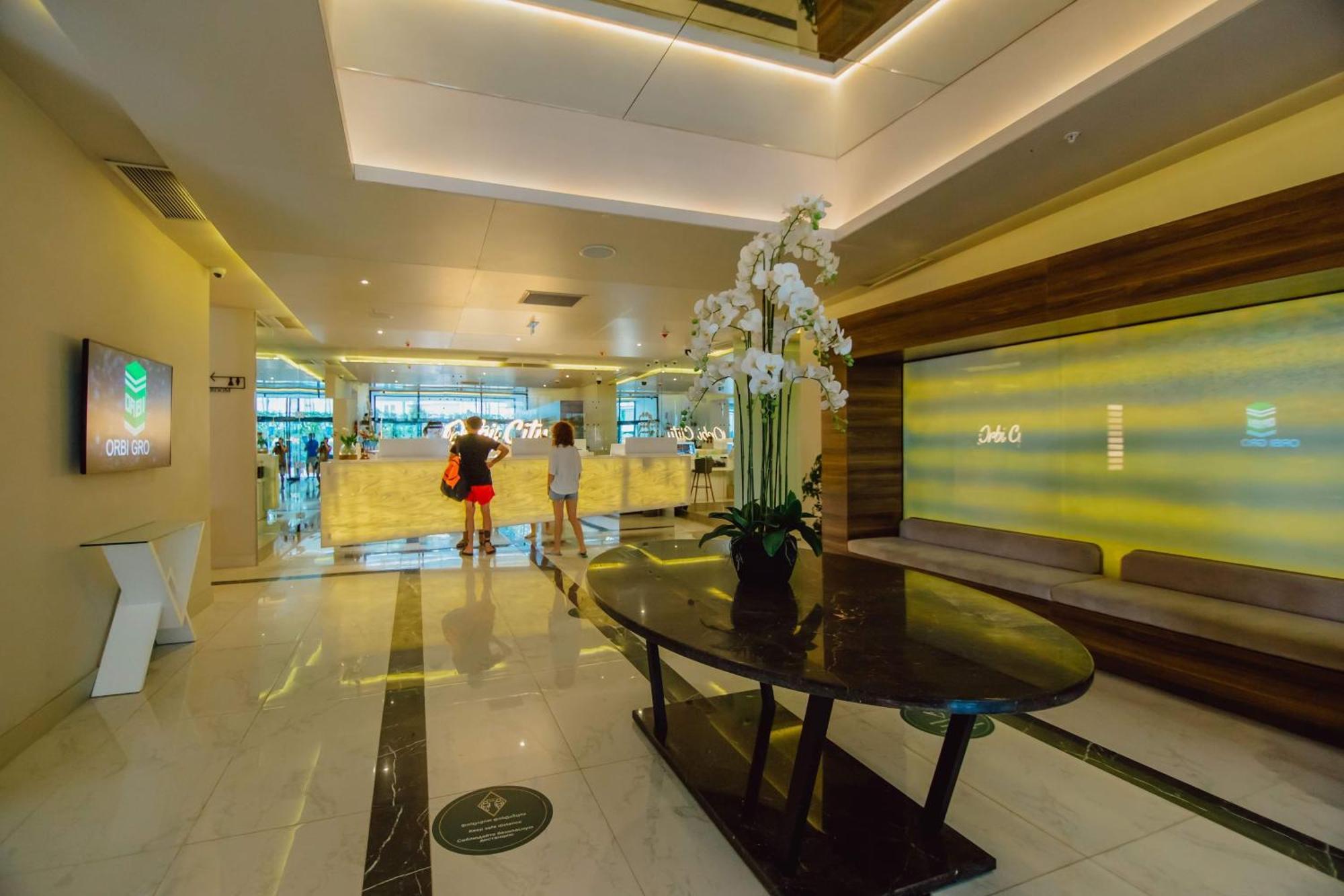 Luxury Beach Front Hotel Batumi Bagian luar foto