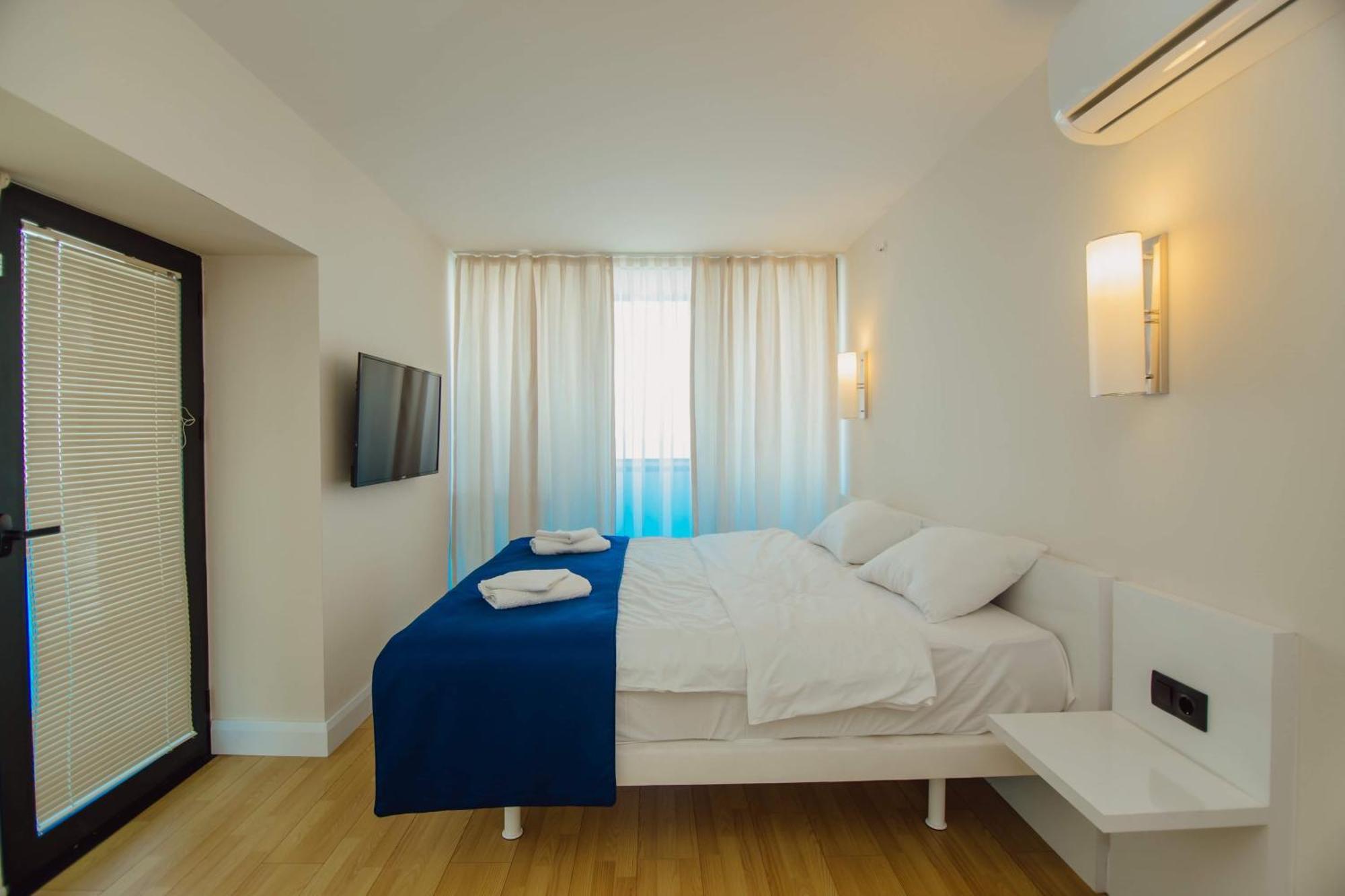 Luxury Beach Front Hotel Batumi Bagian luar foto