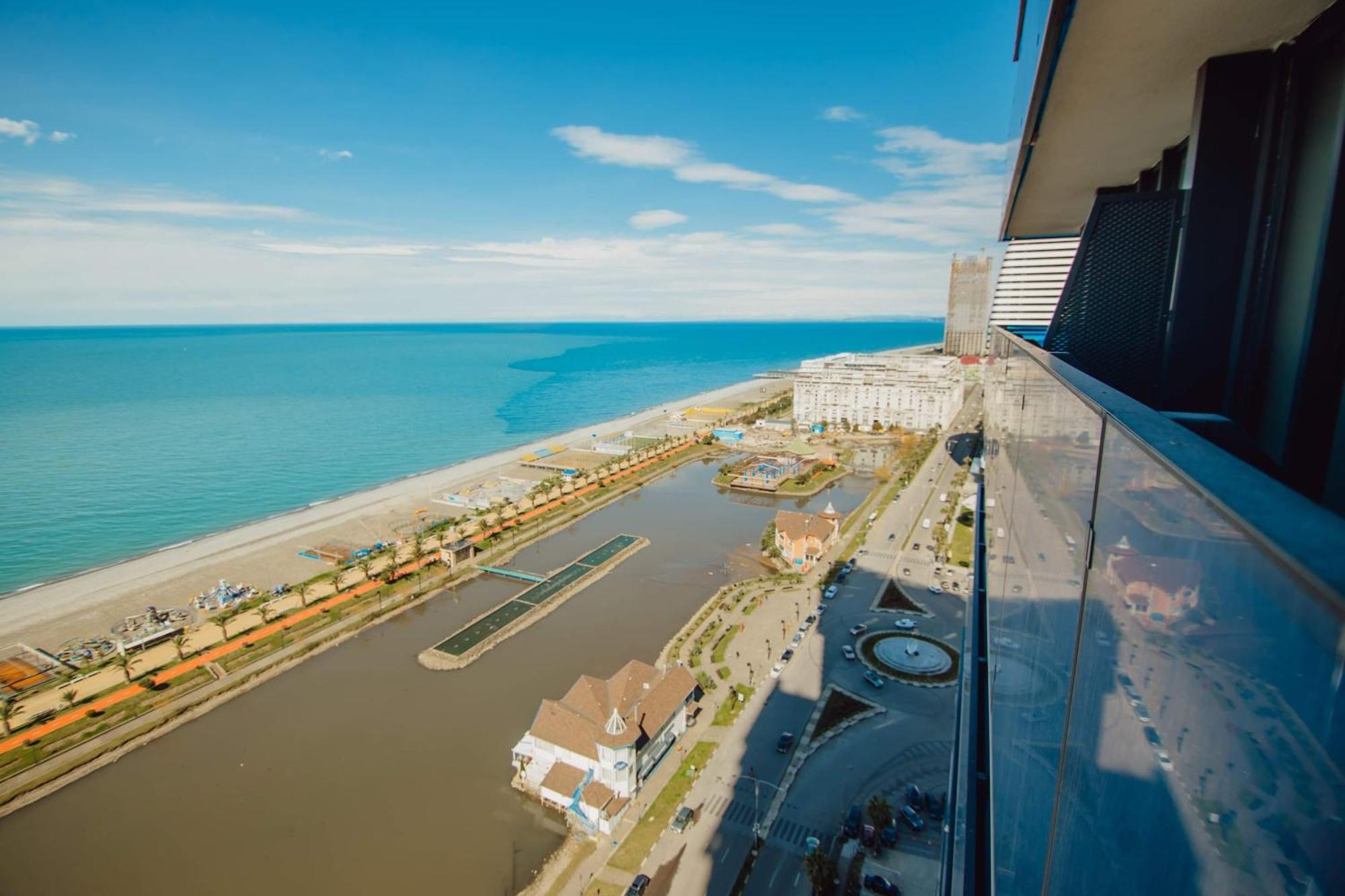 Luxury Beach Front Hotel Batumi Bagian luar foto