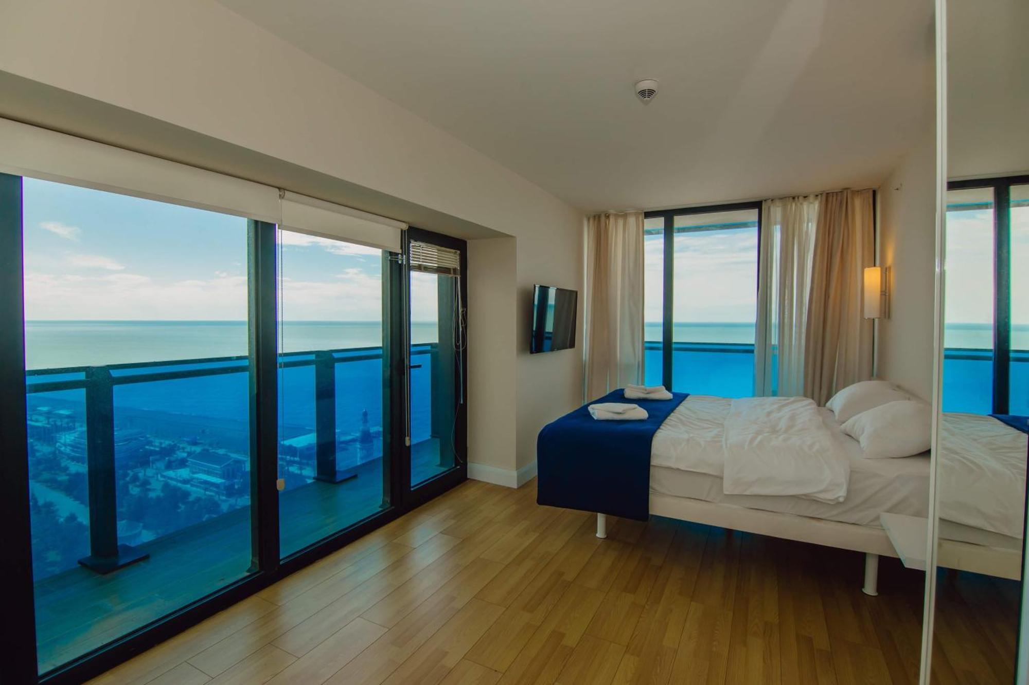 Luxury Beach Front Hotel Batumi Bagian luar foto