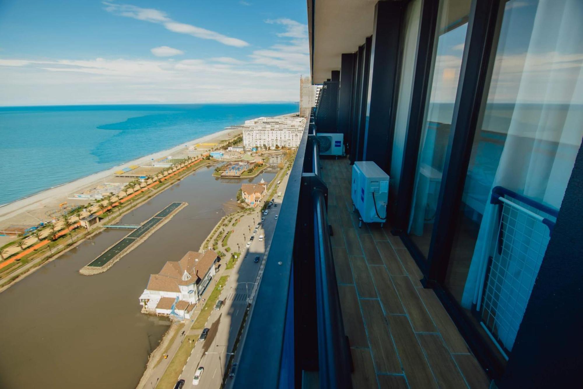 Luxury Beach Front Hotel Batumi Bagian luar foto