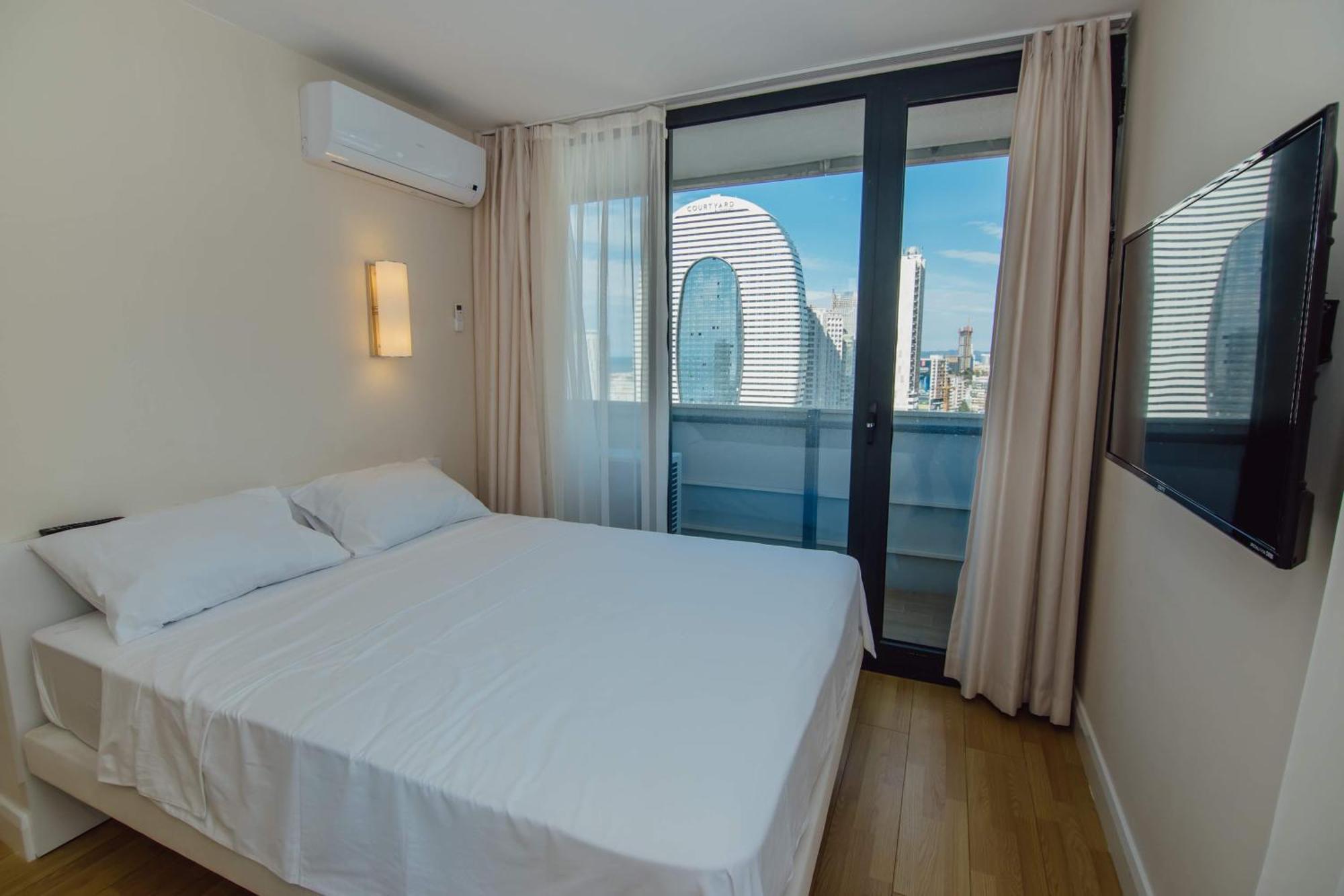 Luxury Beach Front Hotel Batumi Bagian luar foto