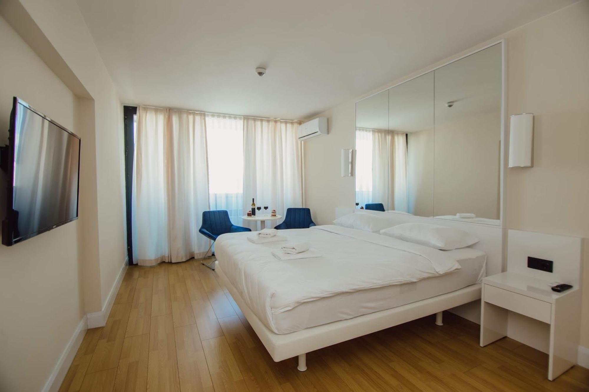 Luxury Beach Front Hotel Batumi Bagian luar foto
