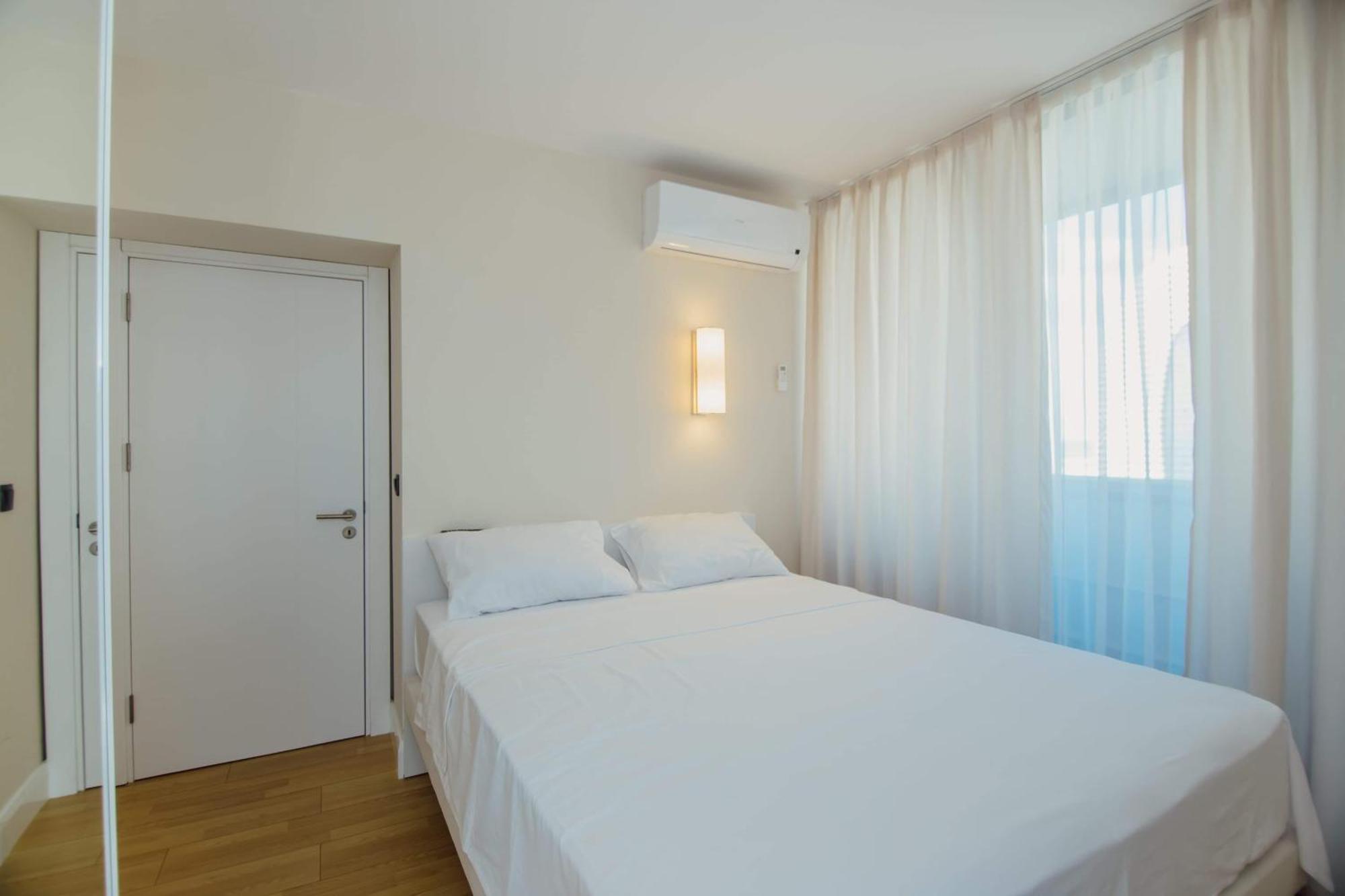 Luxury Beach Front Hotel Batumi Bagian luar foto