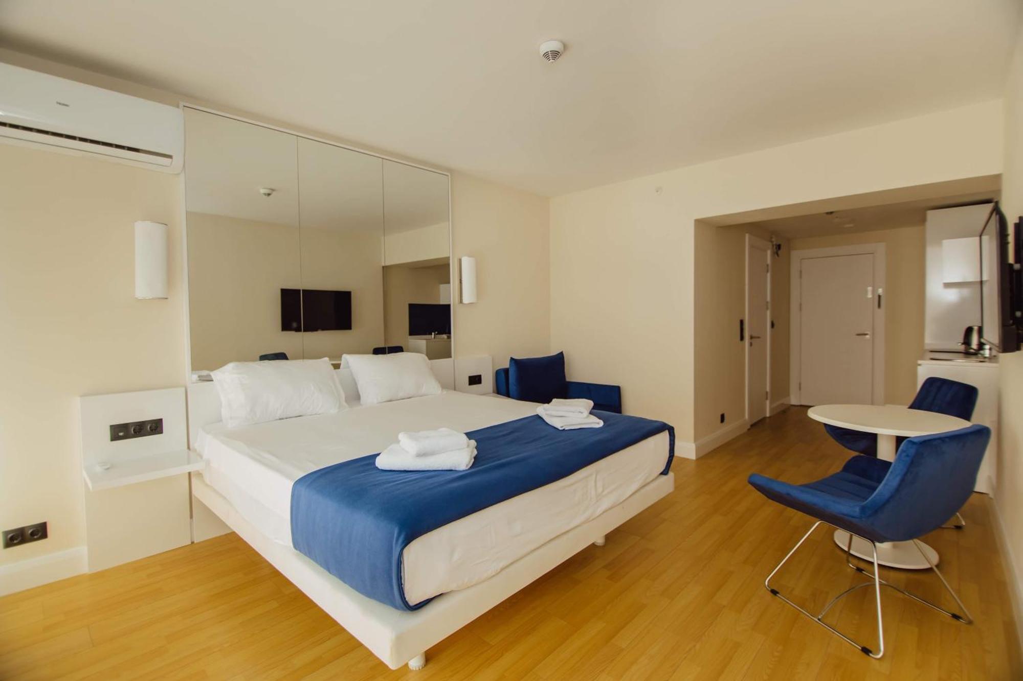 Luxury Beach Front Hotel Batumi Bagian luar foto