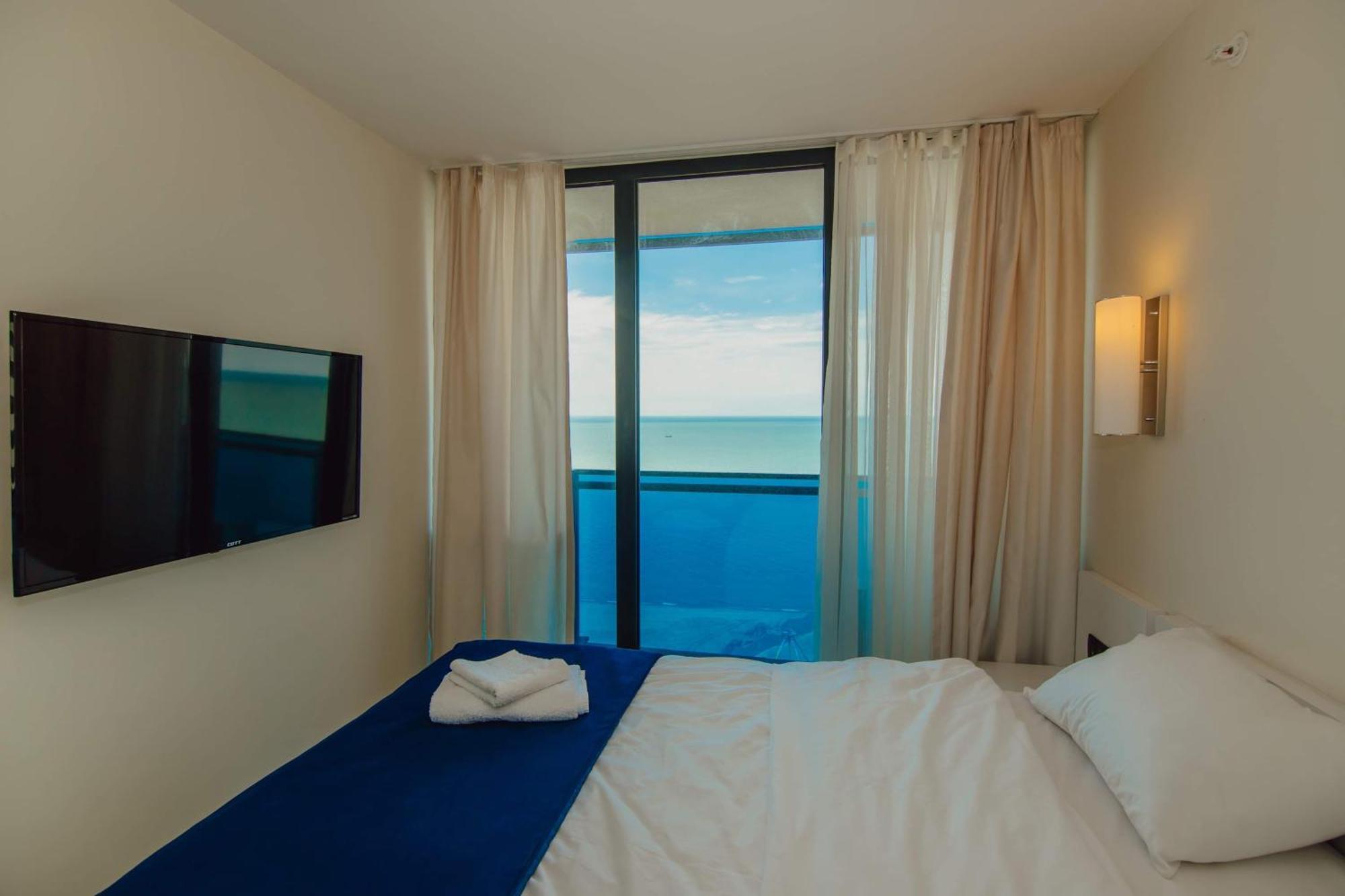 Luxury Beach Front Hotel Batumi Bagian luar foto